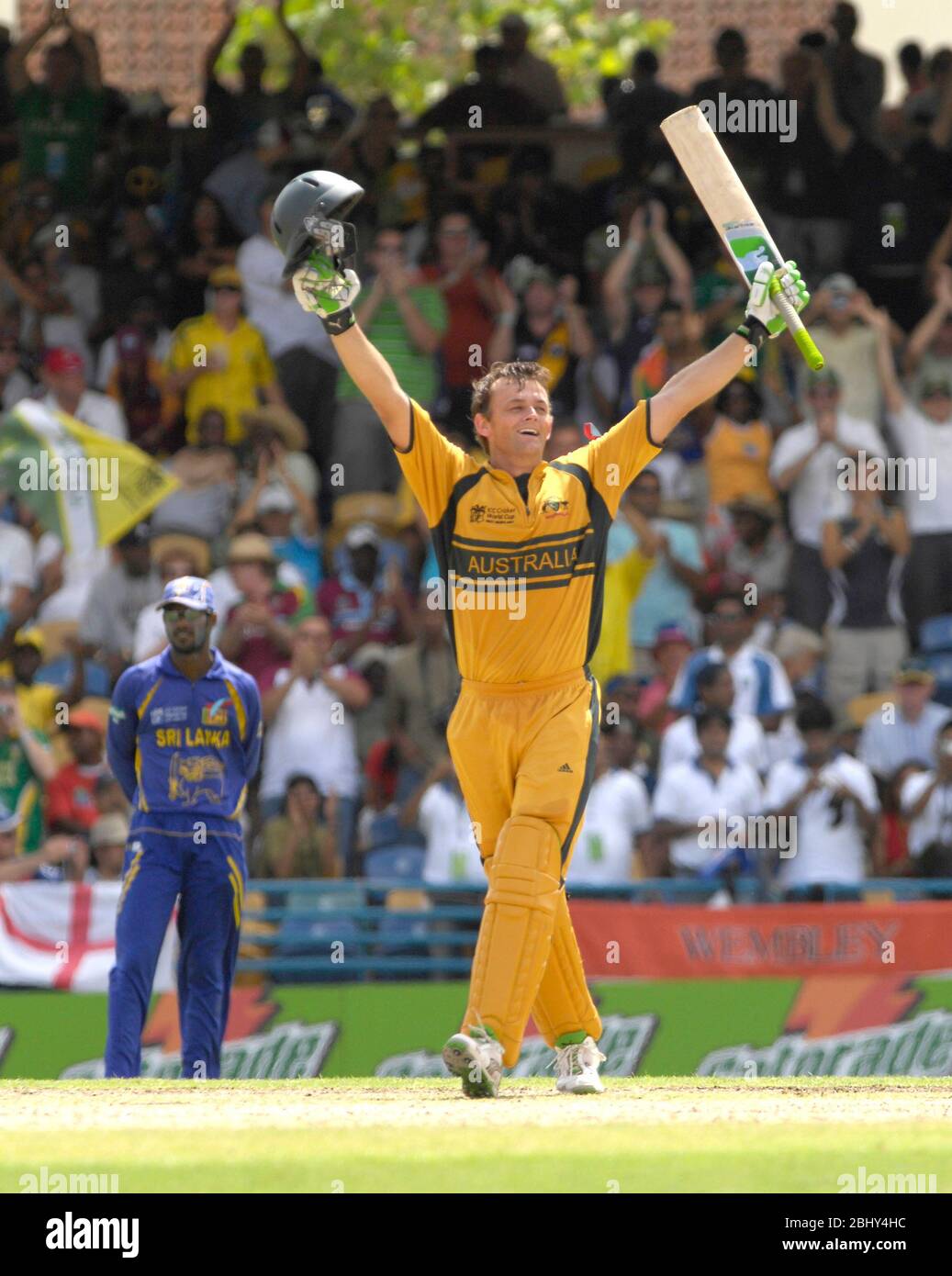 File foto datata 28-04-2007 di Adam Gilchrist australiano celebra il suo secolo durante la Coppa del mondo ICC Cricket 2007. Foto Stock
