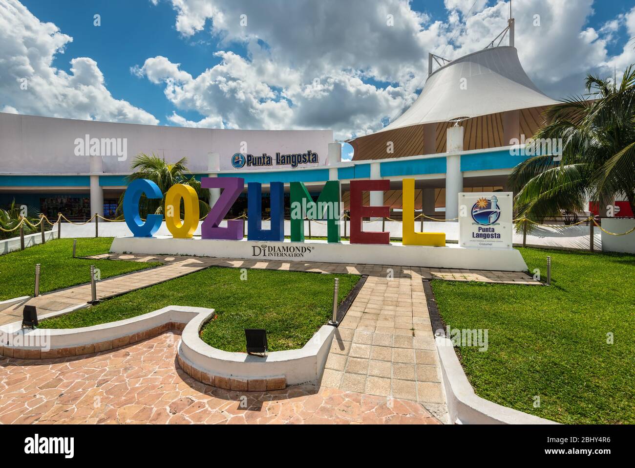 Cozumel, Messico - 24 aprile 2019: Colorato cartello Cozumel sull'isola di Cozumel con centro commerciale Punta Langosta sullo sfondo a Cozumel, Messico, Cari Foto Stock