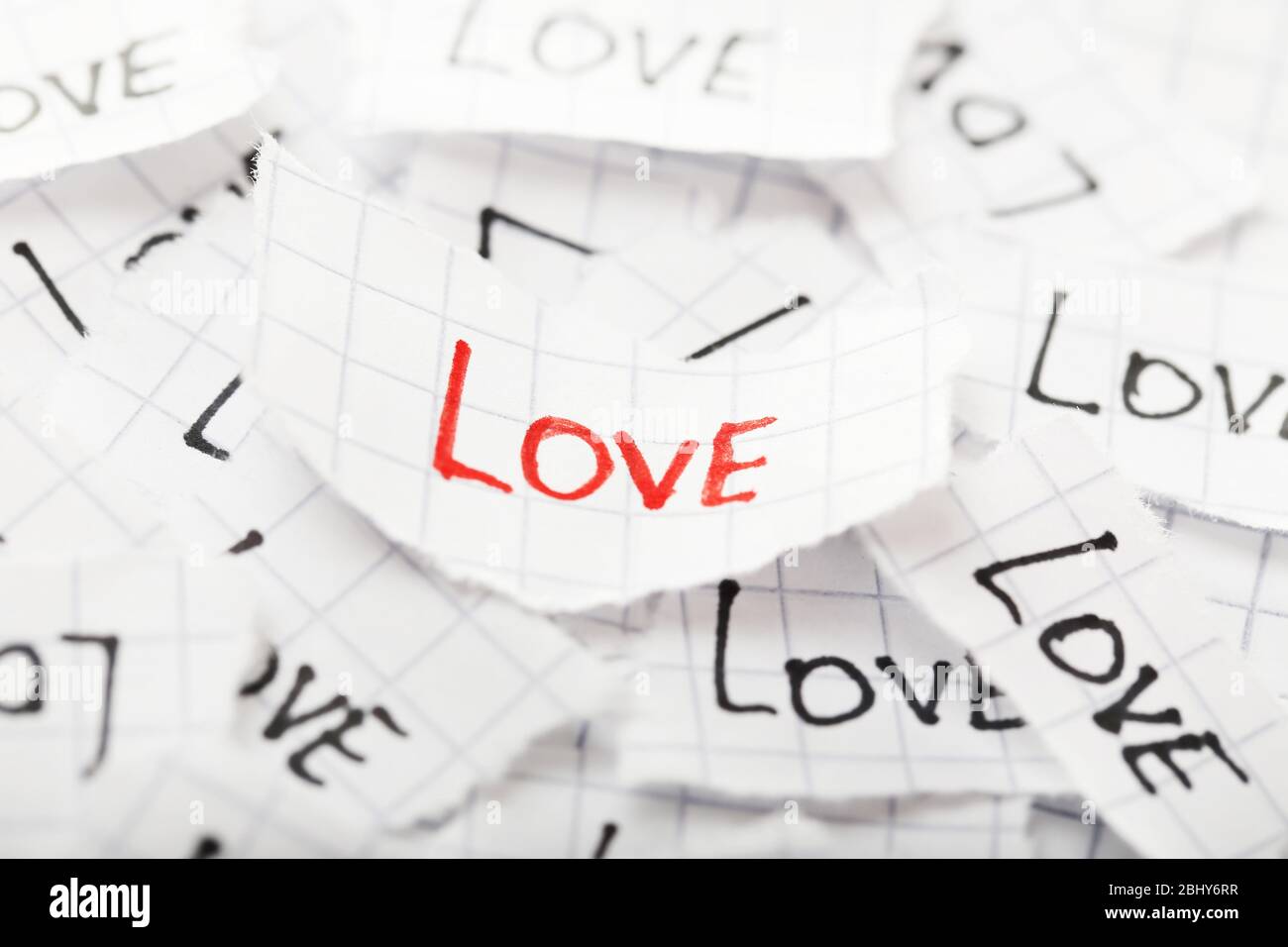 Parole AMORE scritto su carta strappata, primo piano Foto Stock