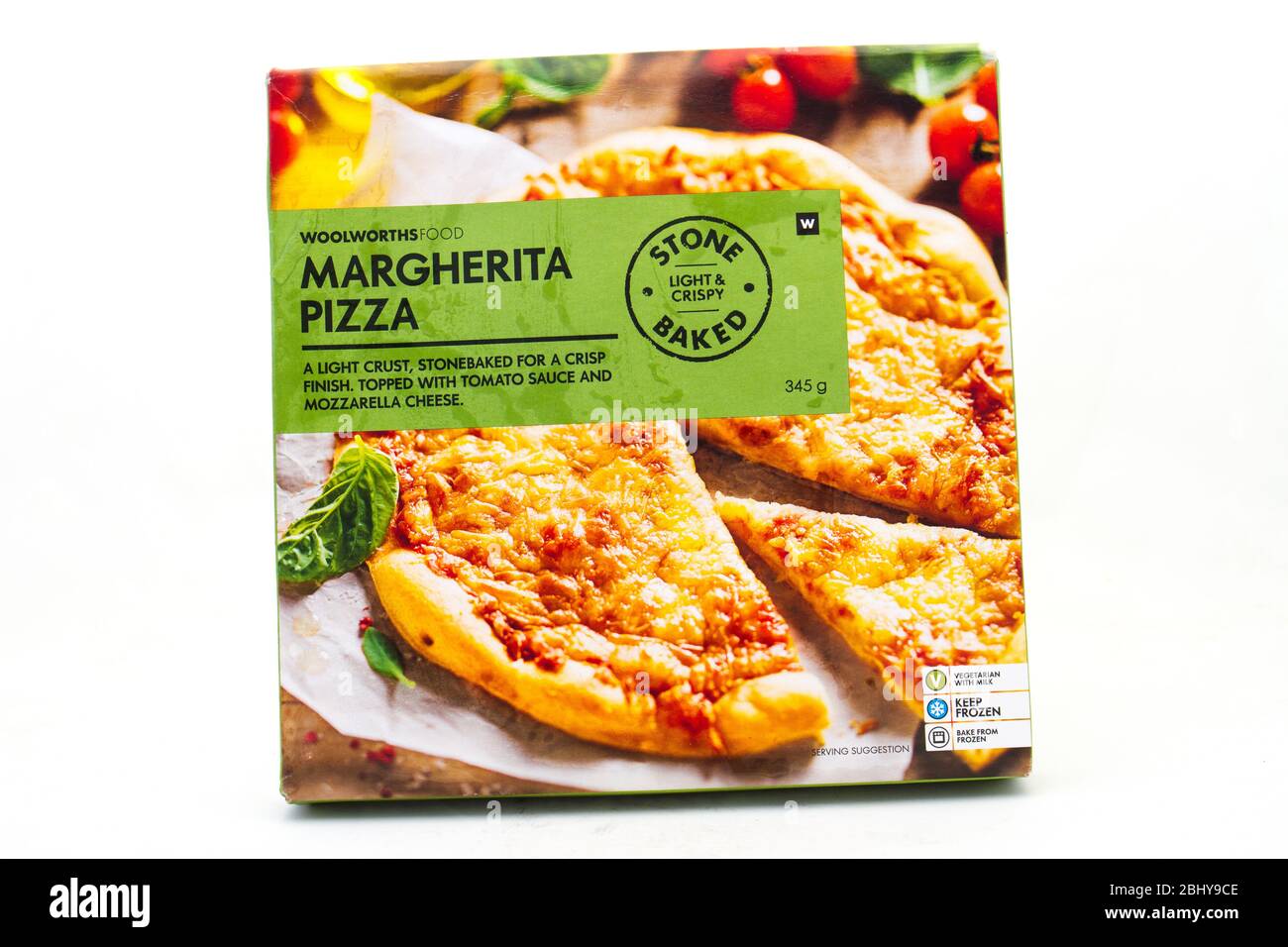 Alberton, Sudafrica - pizza congelata da Woolworths Food isolata su un'immagine di sfondo chiaro con spazio di copia in formato orizzontale Foto Stock