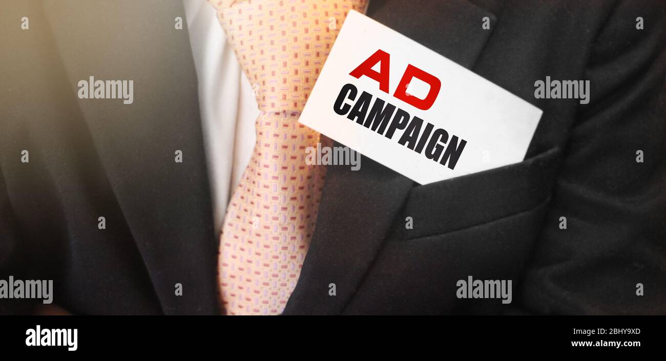 Campagna pubblicitaria su una carta in tasca uomo d'affari. Pubblicità di pubbliche relazioni concetto di affari Foto Stock
