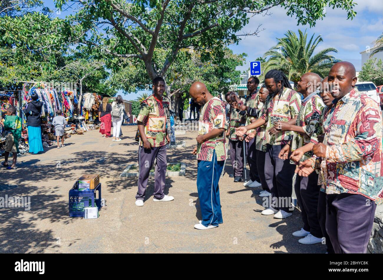 Gruppo di musicisti e ballerini africani che si trovano in un parcheggio vicino alle attrazioni turistiche Boulders Beach Cape Town Sud Africa Foto Stock