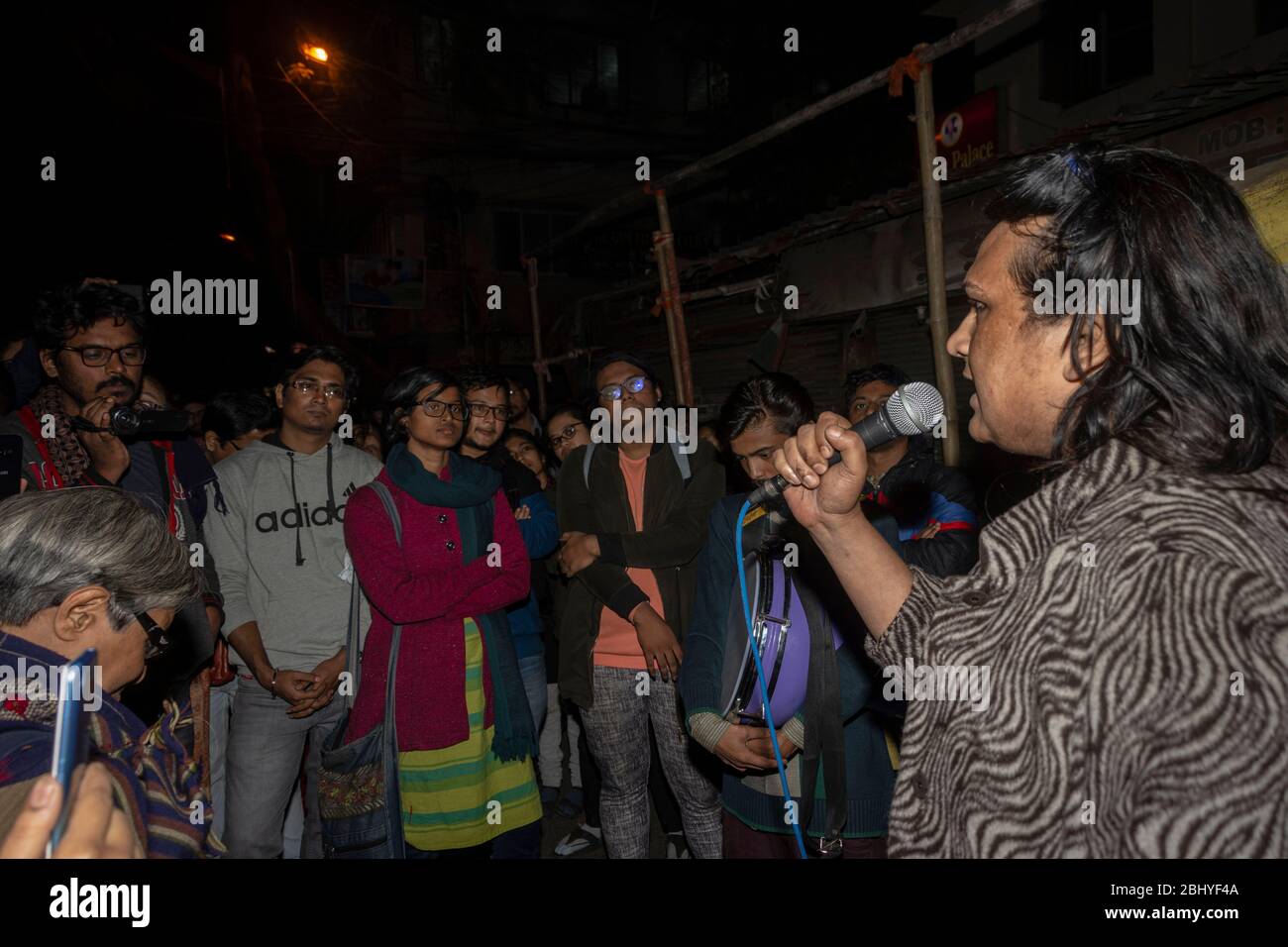 Femministe voce fuori forte contro l'attacco dei goons BJP Foto Stock