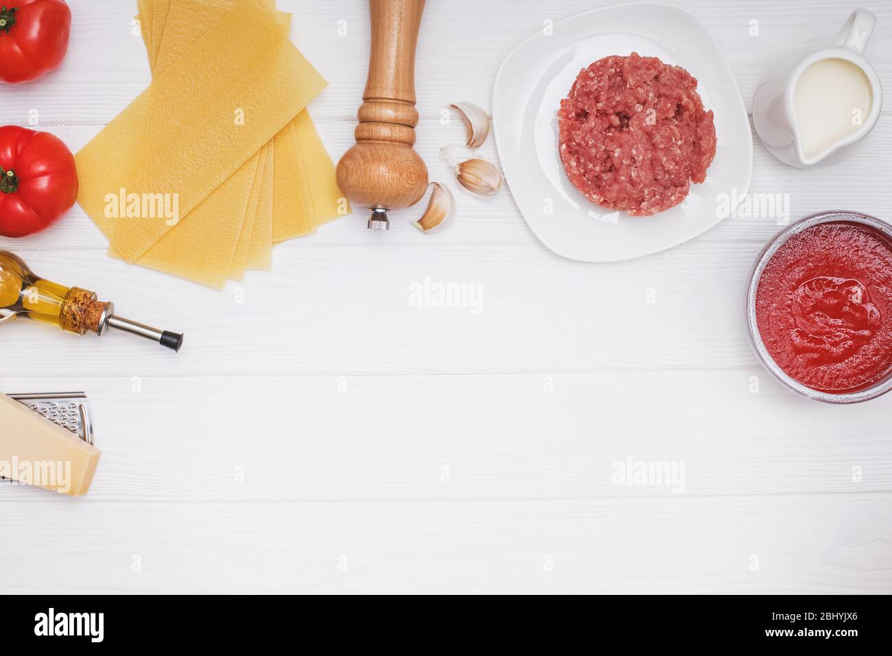 Ingredienti per la preparazione di lasagne tradizionali. Foto Stock
