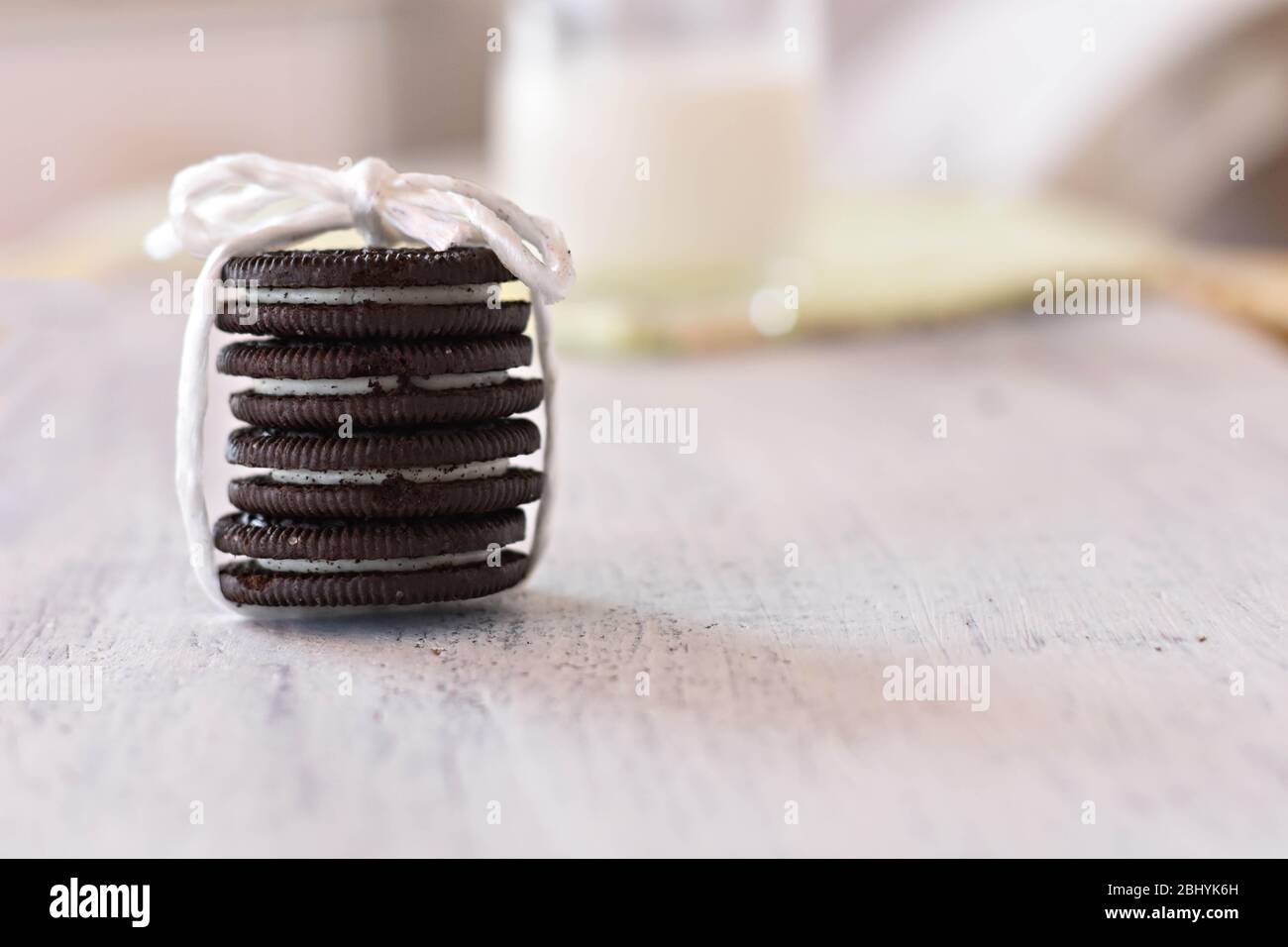 Deliziosi biscotti al cioccolato con crema vaniglia il riempimento/ dolce biscotti al cioccolato Foto Stock