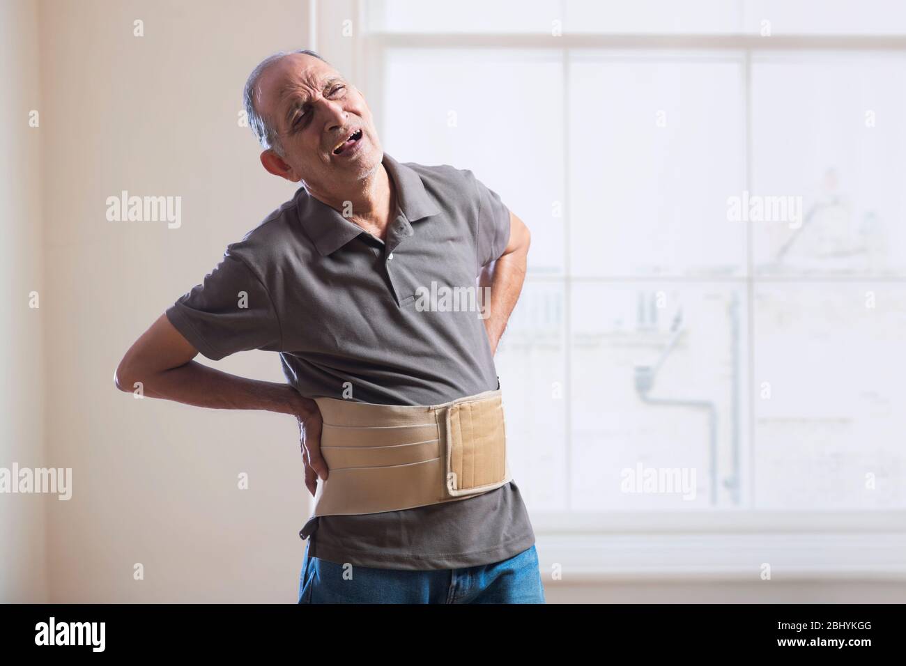 Uomo anziano che indossa una cintura intorno alla vita. (Salute e fitness  Foto stock - Alamy