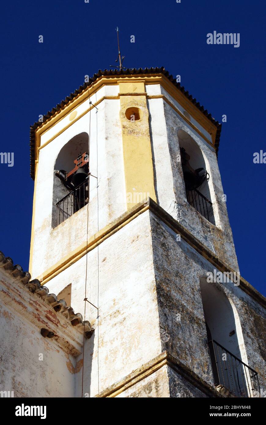 Il campanile della Chiesa Incarnazione (costruita nel 1505), Yunquera, Provincia di Malaga, Andalusia, Spagna, Europa occidentale. Foto Stock