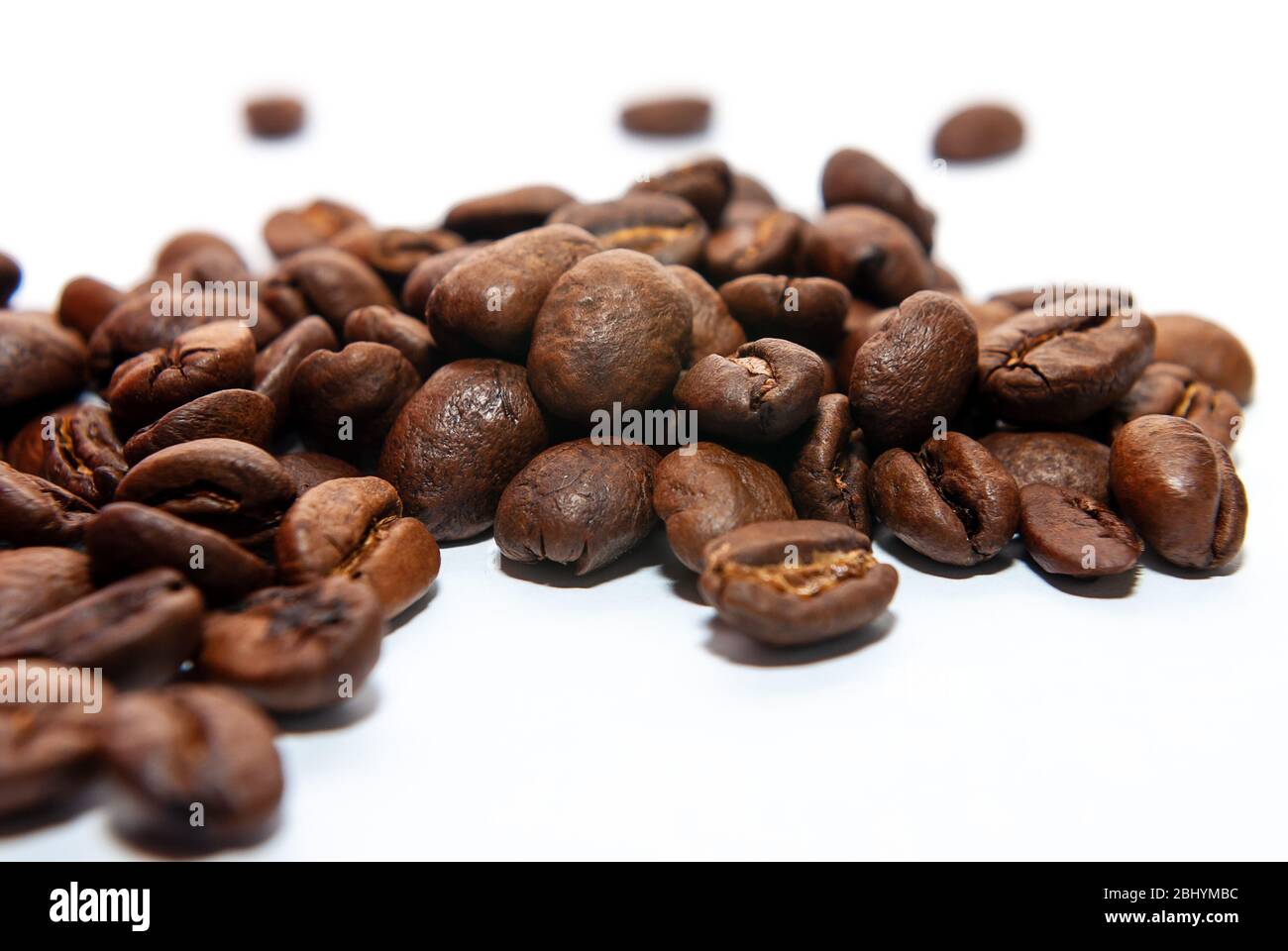 I chicchi di caffè su uno sfondo bianco. Foto Stock