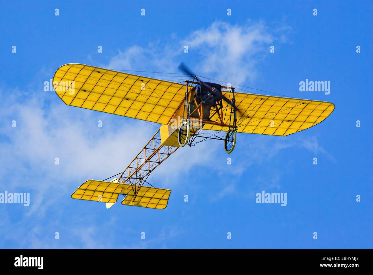 Sorvolo di un aereo d'epoca, una replica del Bleriot XI Foto Stock