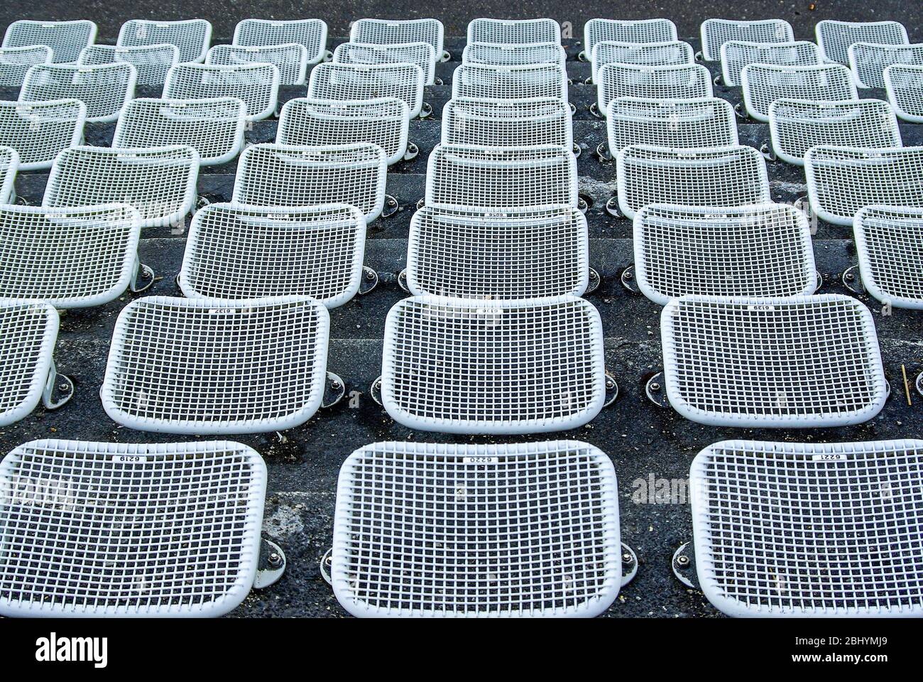 Posti a sedere e file vuoti in un'arena all'aperto. Foto Stock
