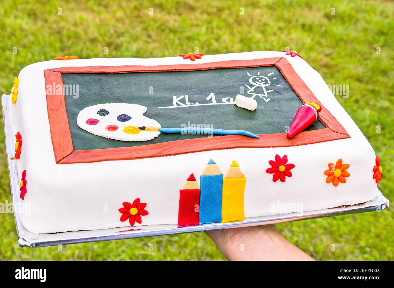 Torta con decorazione fondente in stile come una lavagna per celebrare l'inizio della scuola. Foto Stock