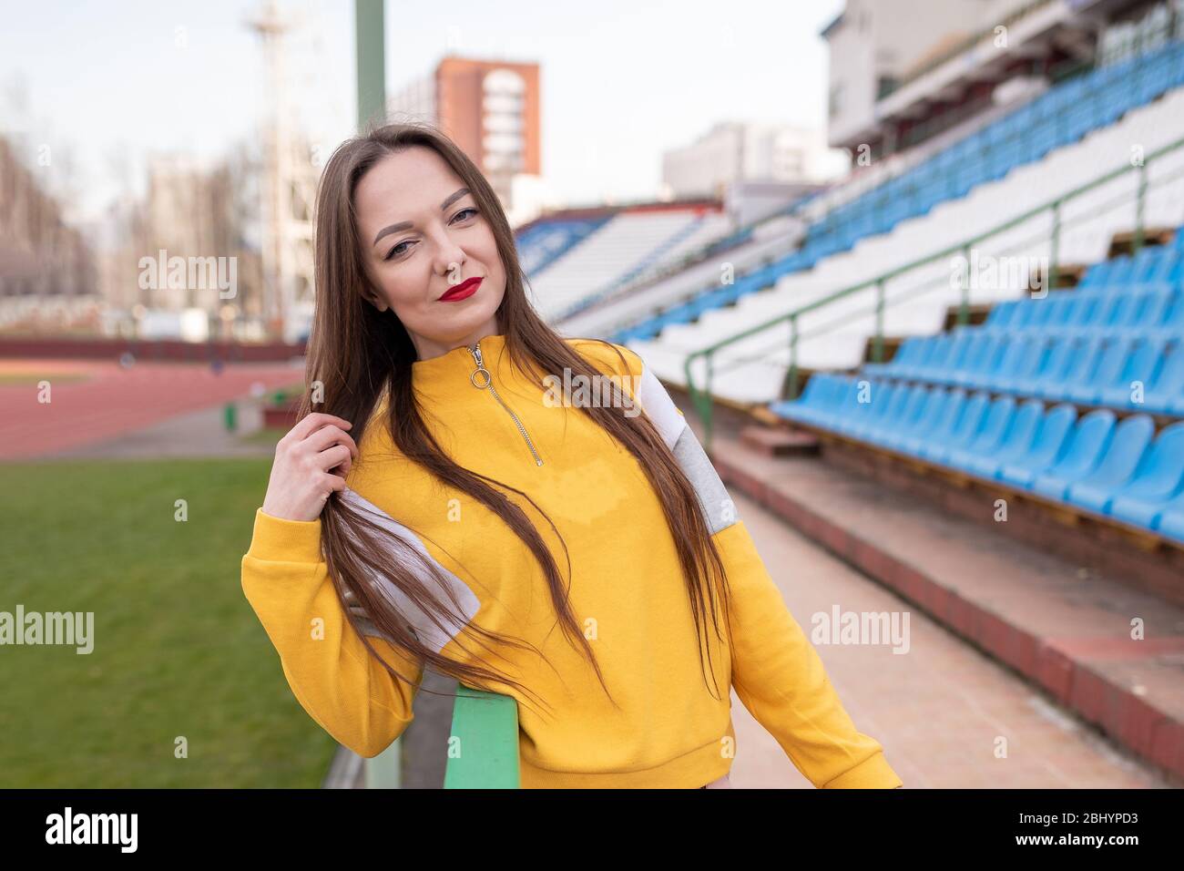 Ragazza da sola in uno stadio vuoto. Foto Stock