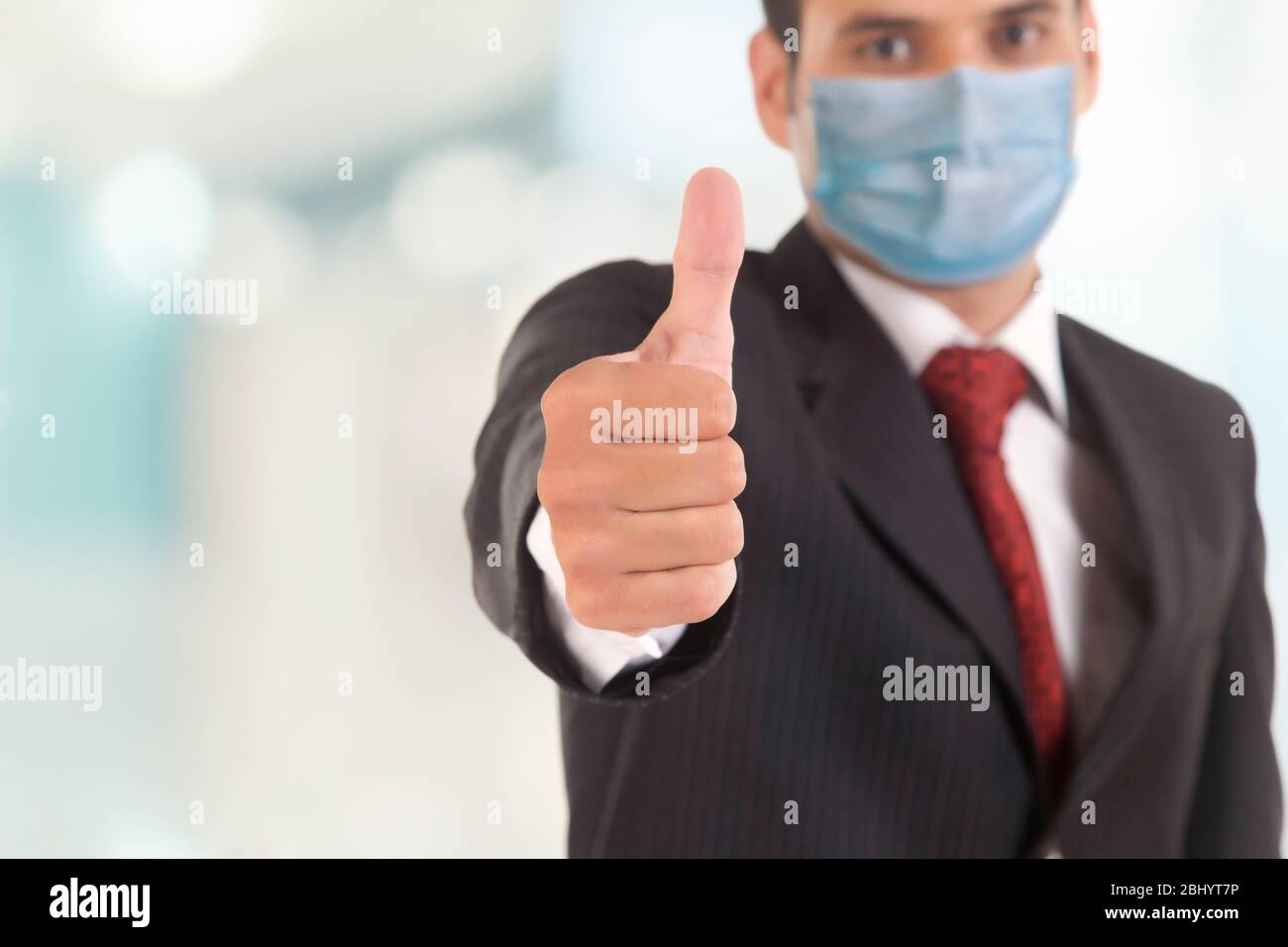 Il successo, imprenditore con un pollice sollevato Foto Stock