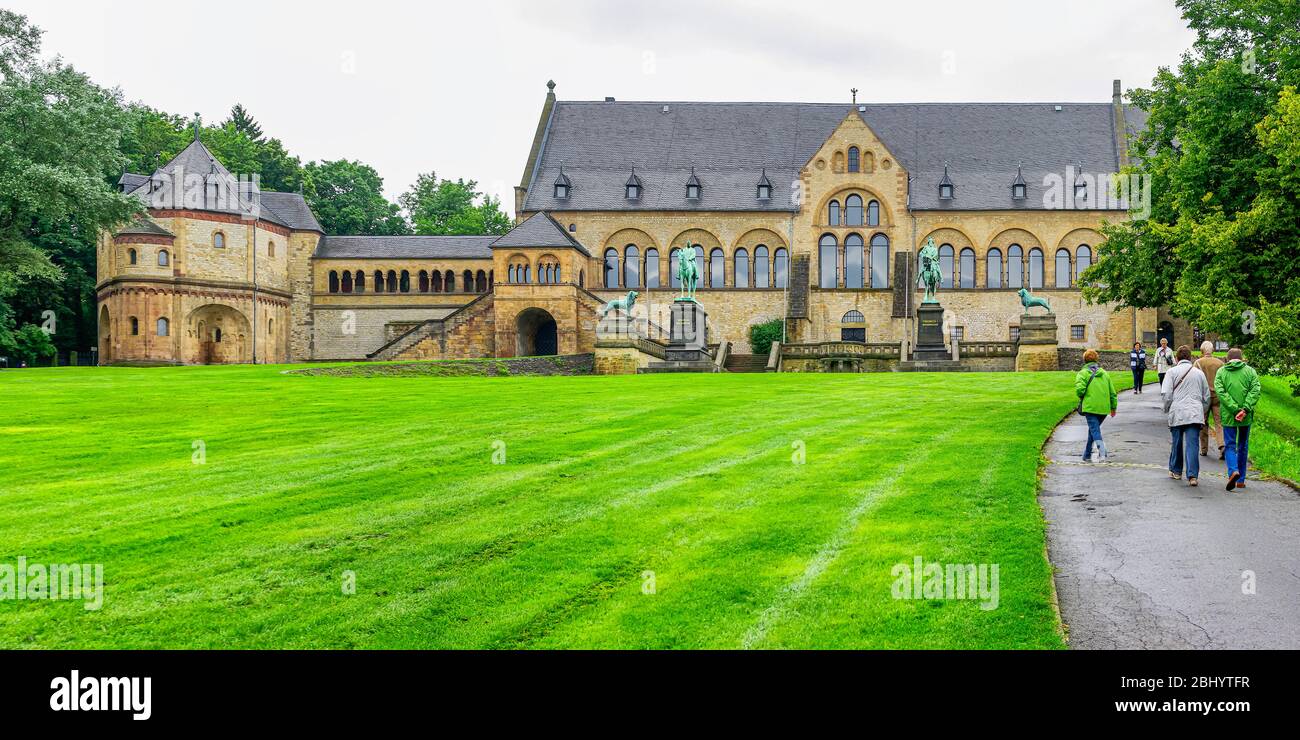 Goslar, Niedersachsen, Deutschland - 17. Agosto 2010: Gruppen von Touristen laufen hinauf zur Kaiserpfalz. Foto Stock