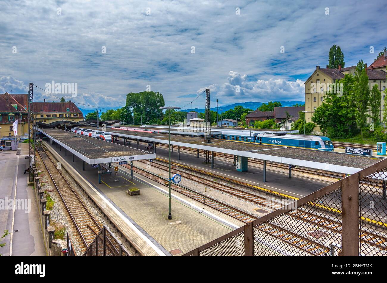 Vista sui binari e le piattaforme della stazione principale di Lindau sul lago di Costanza, Baviera, Germania, Europa. Foto Stock