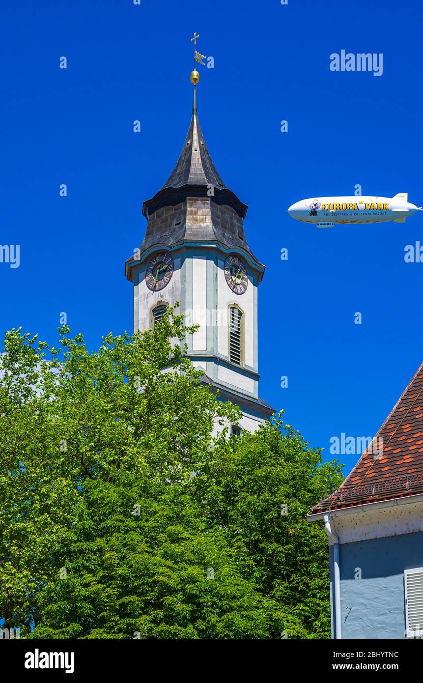 Il campanile della Minster di nostra Signora con la pubblicità zeppelin sopra la città vecchia di Lindau nel Lago di Costanza, Baviera, Germania, Europa. Foto Stock