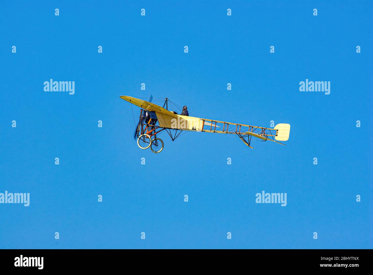 Volare-by di un aereo classico, una replica del Bleriot XI, al Hahnweide 2011 Classic Aviation Meeting. Foto Stock