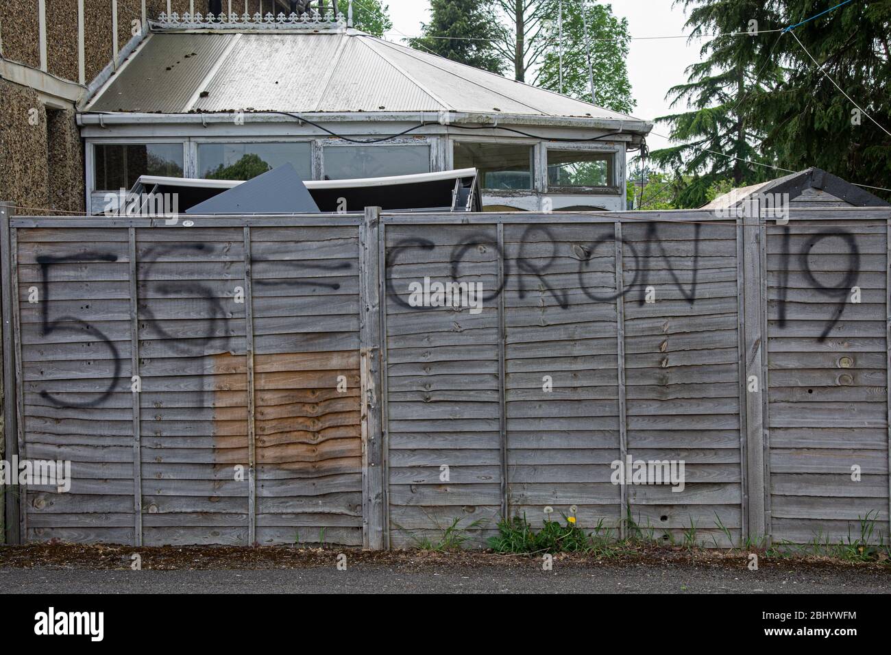 5G e Covid-19 Graffiti. Surrey, Regno Unito. Aprile 2020 Foto Stock