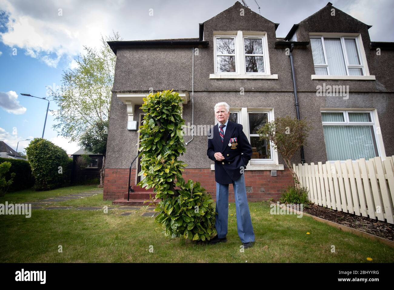 Il veterano del comando dei bomber Alistair Lamb, di 93 anni, nella sua casa di Stirling, in vista del 75° anniversario di Operations Manna, una delle prime missioni di aiuti umanitari effettuate dalla Royal Air Force alla fine della seconda guerra mondiale. Foto Stock