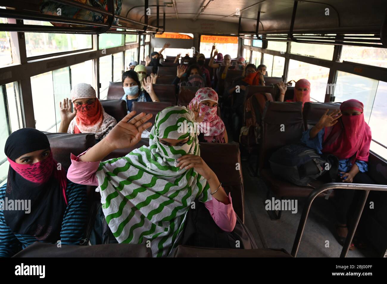 Prayagraj, India. 28 Aprile 2020. Gli studenti bloccati da vari distretti di Uttar Pradesh in coda a bordo di autobus come il governo di Uttar Pradesh ha organizzato strade autobus per inviare gli studenti alla loro città natale durante il governo imposto blocco a livello nazionale come misura preventiva contro il COVID-19 a Prayagraj. (Foto di Prabhat Kumar Verma/Pacific Press) Credit: Pacific Press Agency/Alamy Live News Foto Stock