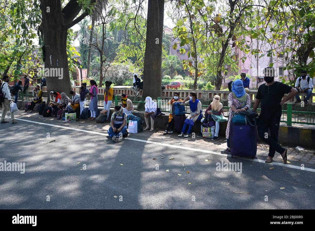 Prayagraj, India. 28 Aprile 2020. Gli studenti bloccati da vari distretti di Uttar Pradesh in coda a bordo di autobus come il governo di Uttar Pradesh ha organizzato strade autobus per inviare gli studenti alla loro città natale durante il governo imposto blocco a livello nazionale come misura preventiva contro il COVID-19 a Prayagraj. (Foto di Prabhat Kumar Verma/Pacific Press) Credit: Pacific Press Agency/Alamy Live News Foto Stock