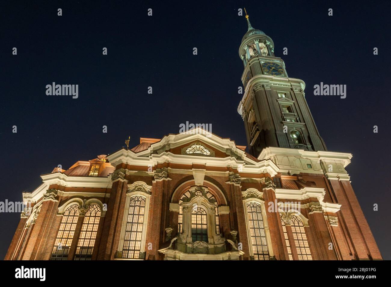 La chiesa di Sankt Michaelis ad Amburgo di notte Foto Stock