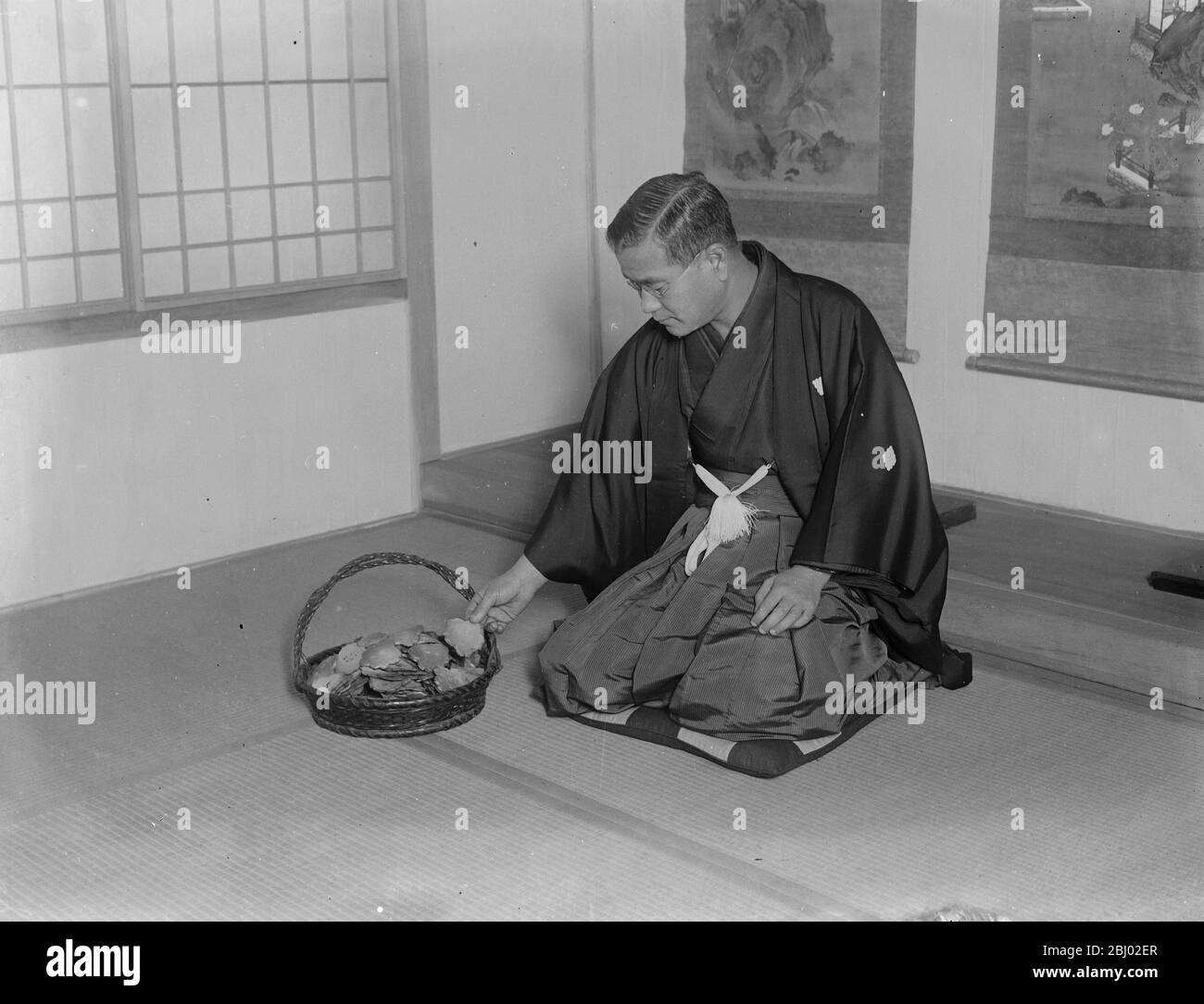 Gonnoske Komai , il poeta giapponese a casa ( 73 Harcourt Terrace , South Kensington ) , nel suo giardino d'inverno con kimono cerimoniale e un piatto di biscotti alle alghe - 10 dicembre 1924 Foto Stock