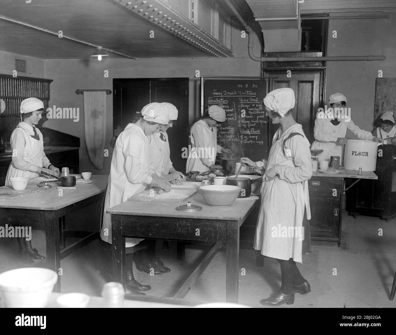 Scuola di continuazione di Selfridge. - la lezione di cucina. - 27 febbraio 1920 Foto Stock