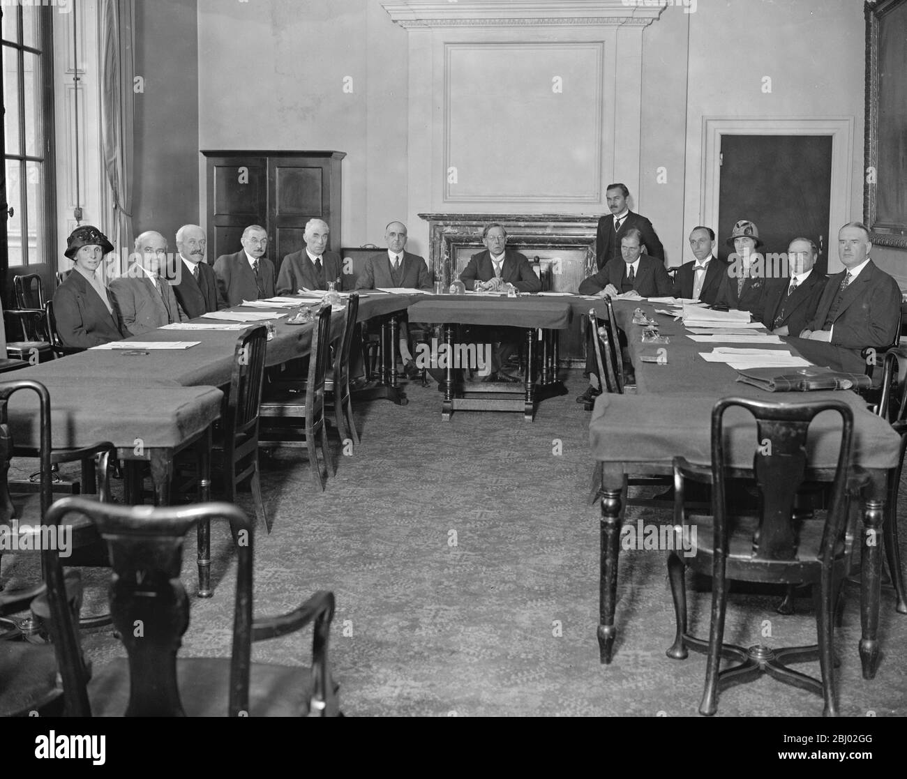 Riunione del consiglio "alimentazione" presso il consiglio degli uffici commerciali - 31 luglio 1925 - - due donne presenti, tra cui la sig.ra Wilson, nominate membro del Consiglio "alimentazione" Foto Stock