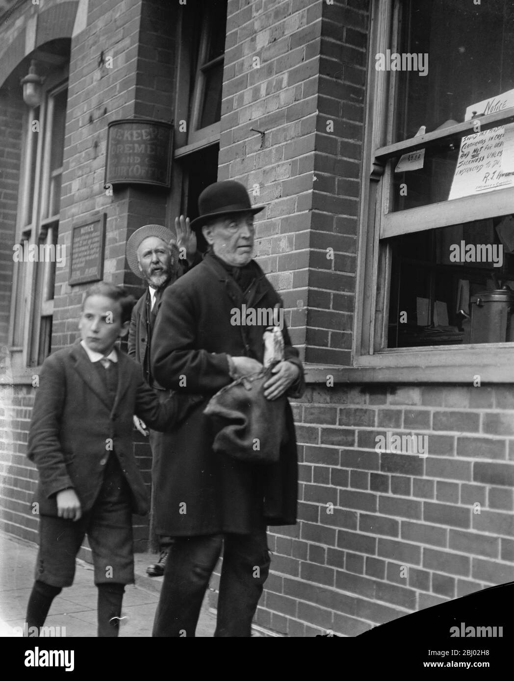 Distribuzione gratuita di pesce congelato canadese a Bermondsey - 22 agosto 1919 Foto Stock
