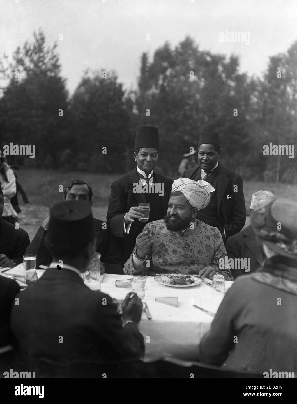 L'Imam mangiare durante la festa del sacrificio nei giardini della Moschea a Woking , Surrey . - 8 ottobre 1916 - la Moschea di Shah Jahan fu la prima moschea costruita appositamente in Europa al di fuori della Spagna musulmana Foto Stock