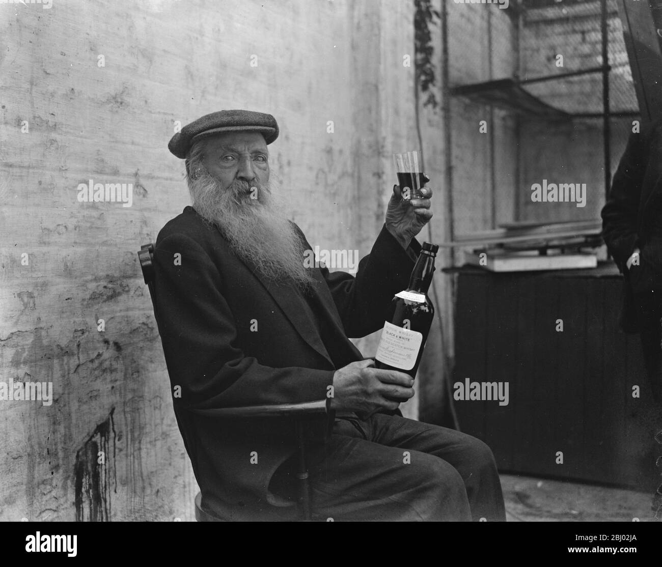 Patriarca di Walworth - 103 e ancora in corso - bere Scotch whisky Black & White - - 13 settembre 1922 Foto Stock