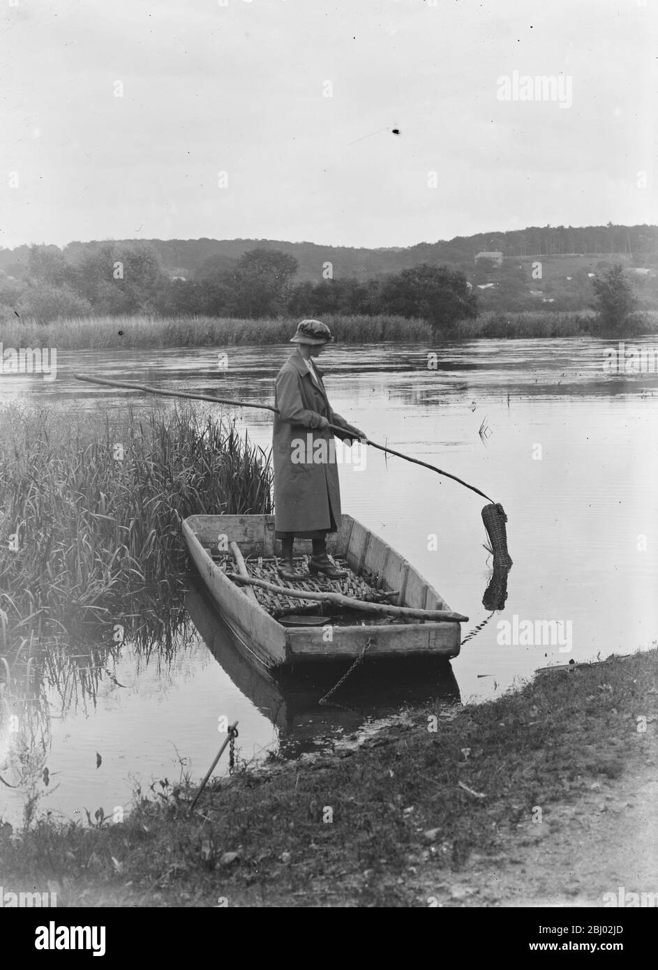 Pesca di anguille sul fiume Hampshire Avon - 18 agosto 1920 Foto Stock