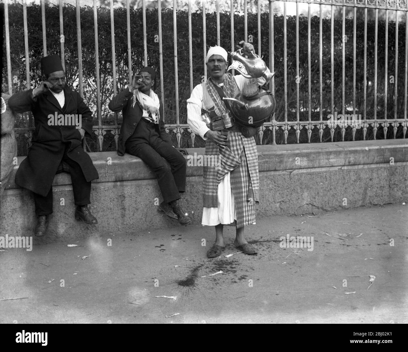 Il venditore di limonate per strada al Cairo , Egitto . - anni '20 Foto Stock