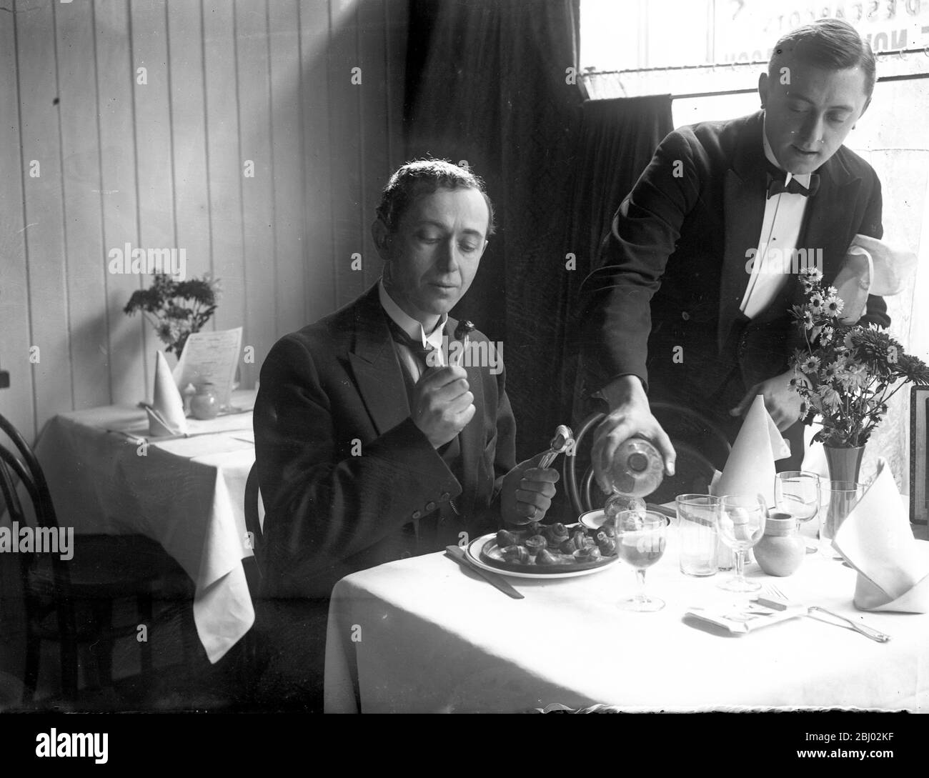 La stagione della lumaca si apre in un ristorante Soho - 18 ottobre 1922 Foto Stock