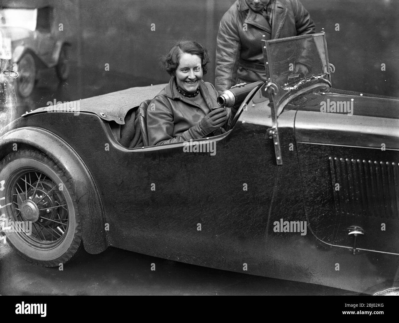 RAC Bournemouth rally , Miss Fay Taylor avendo una bevanda calda al volante della sua auto . - 1934 Foto Stock