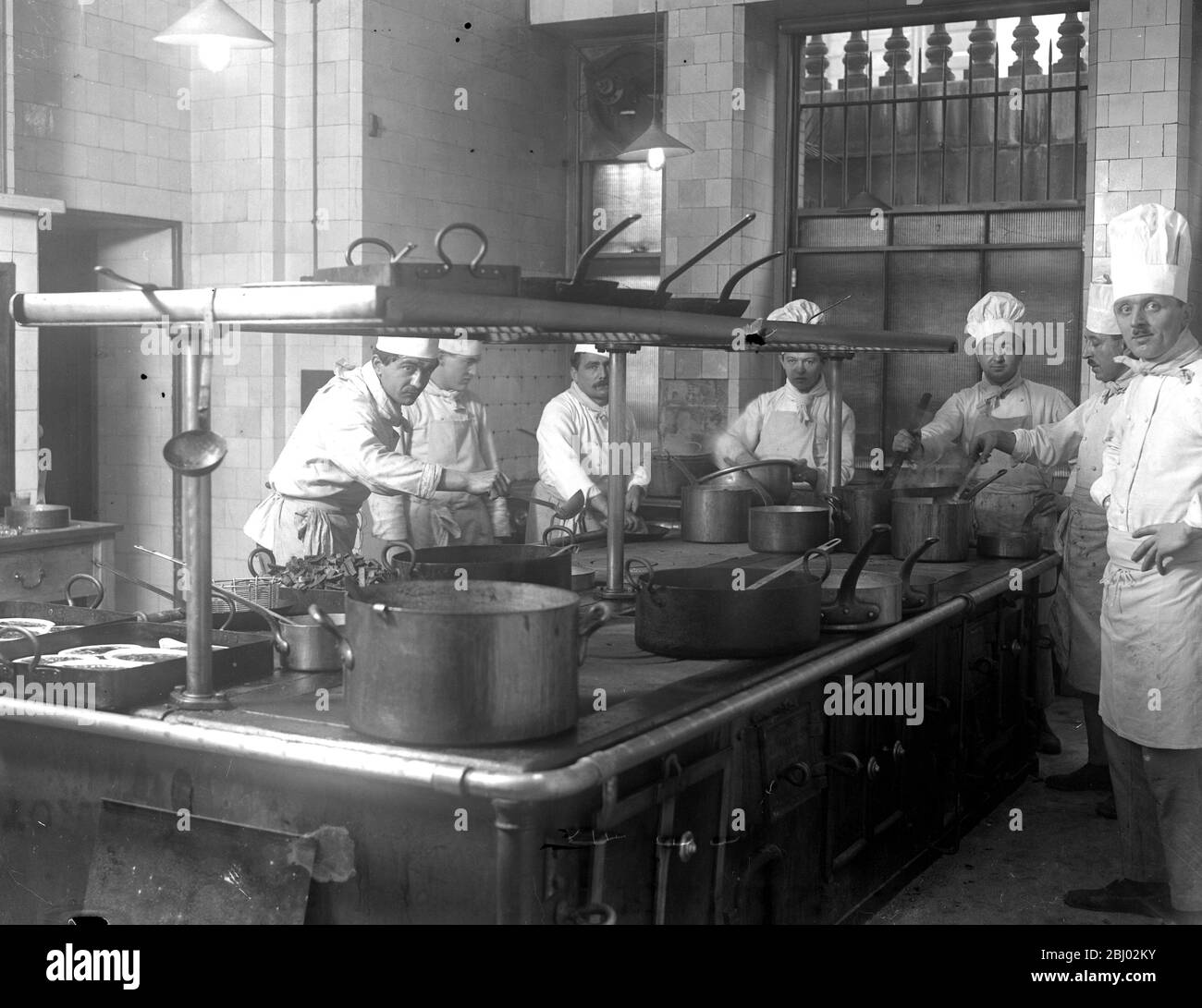 The Forum Club , 6 Grosvenor Place , Hyde Park , Londra . Le cucine . - 5 ottobre 1920 Foto Stock