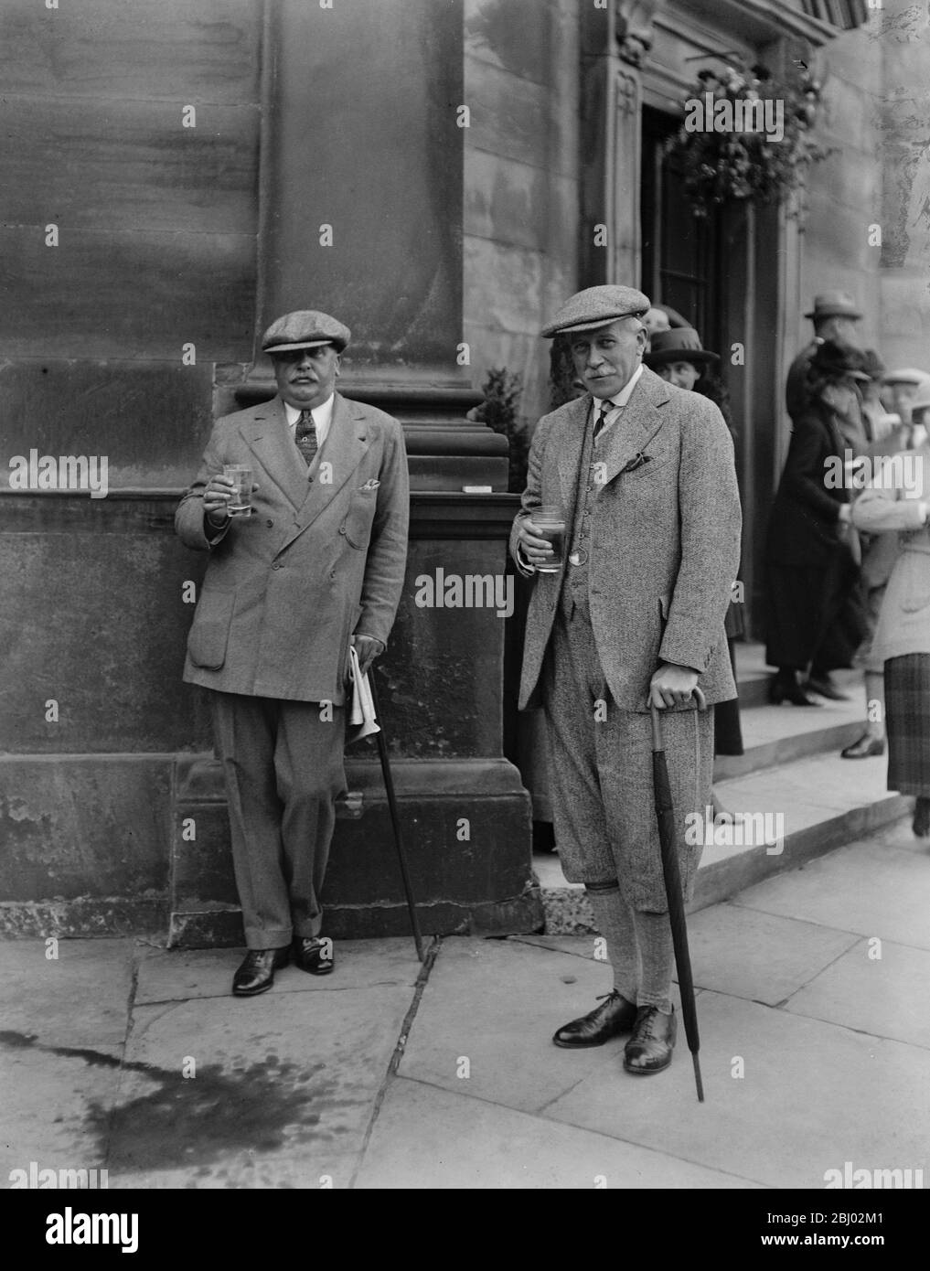 Prendendo le acque di Harrogate - il signor C M Usher (a sinistra) e il signor Herman Lohr , il noto compositore che prende le acque di Harrogate . Il signor Lohr ha scritto tra gli altri successi ' Little Gray Home in the West ' e ' dove la mia carovana si è riposata ' - 18 agosto 1923 Foto Stock