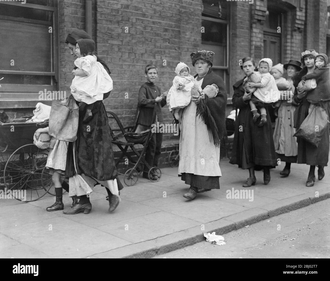 Wive del workless che prende a casa il cibo dole . - 2 settembre 1921 Foto Stock