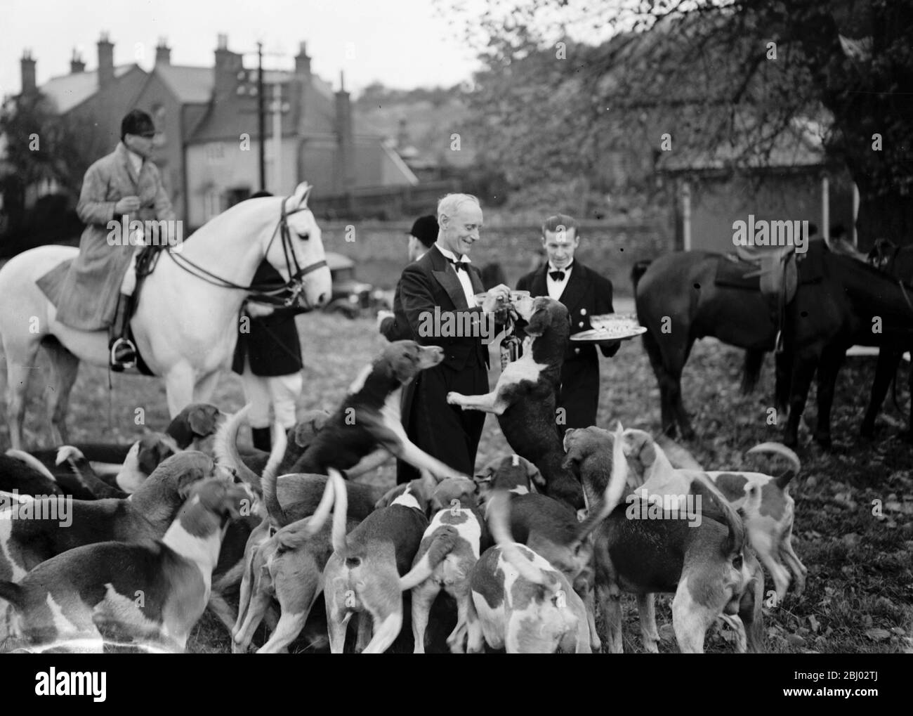 R A Draghunt . Capitano Bolton con i dintorni . Mentre i camerieri forniscono i pezzi per i hounds . - 25 ottobre 1937 Foto Stock