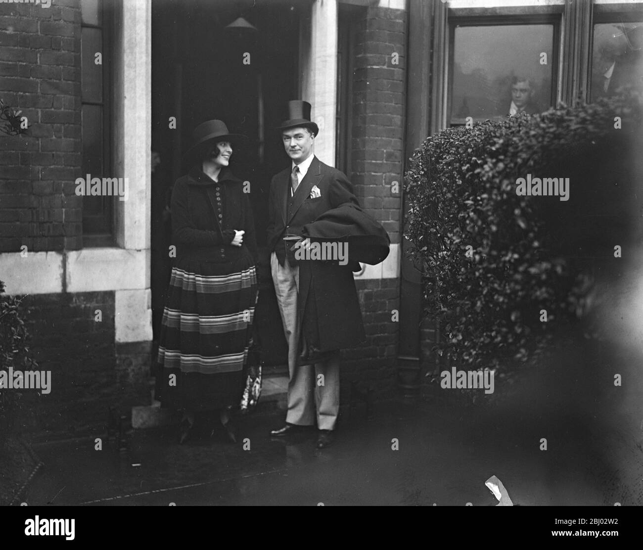 John Drinkwater sposò nuovamente la signorina Daisy Kennedy a Marloes Road , Register Office , South Kensington - 16 dicembre 1924 Foto Stock