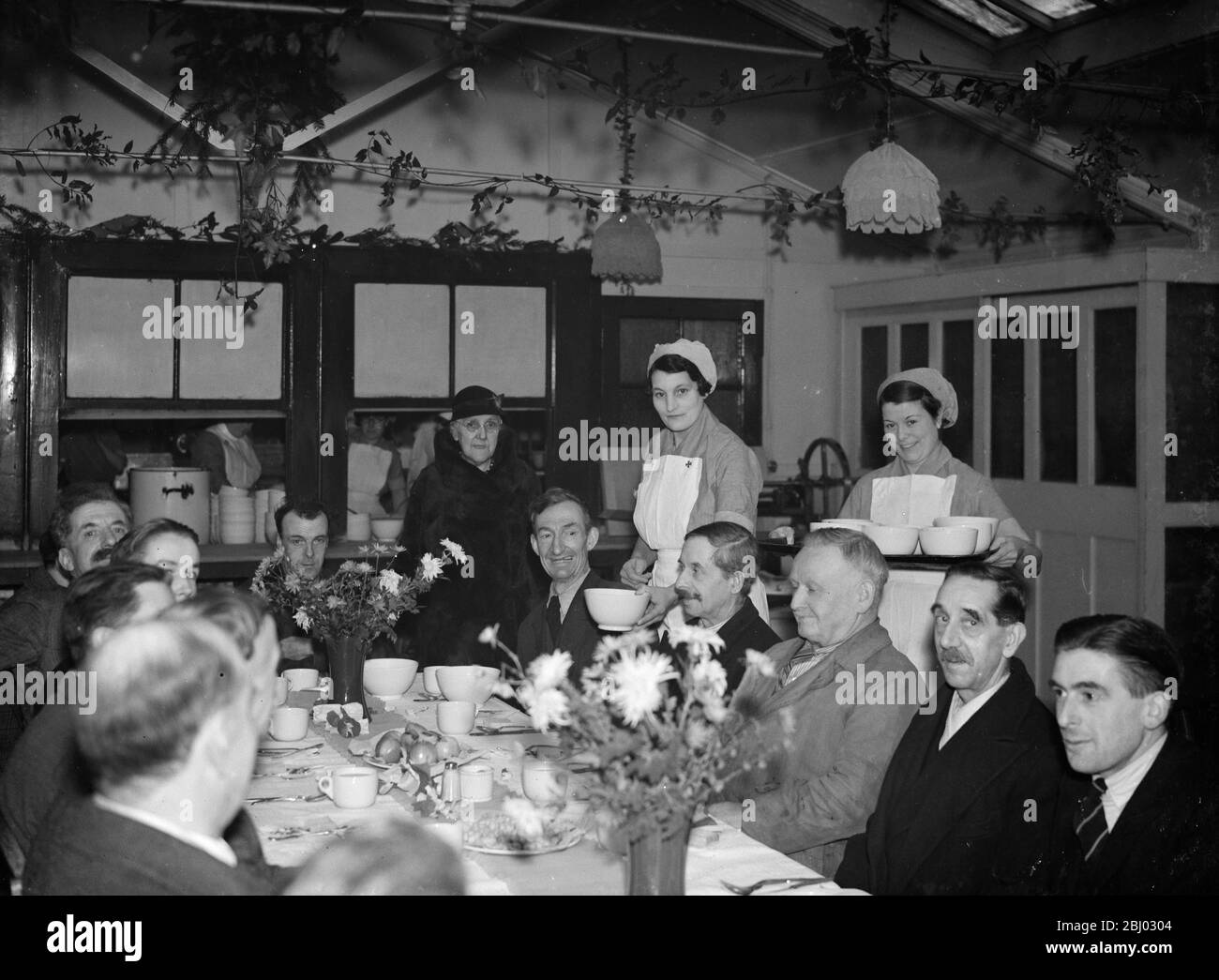Cena di Natale servita presso l' ospedale della Regina Maria , Sidcup , Kent . - 1937 Foto Stock