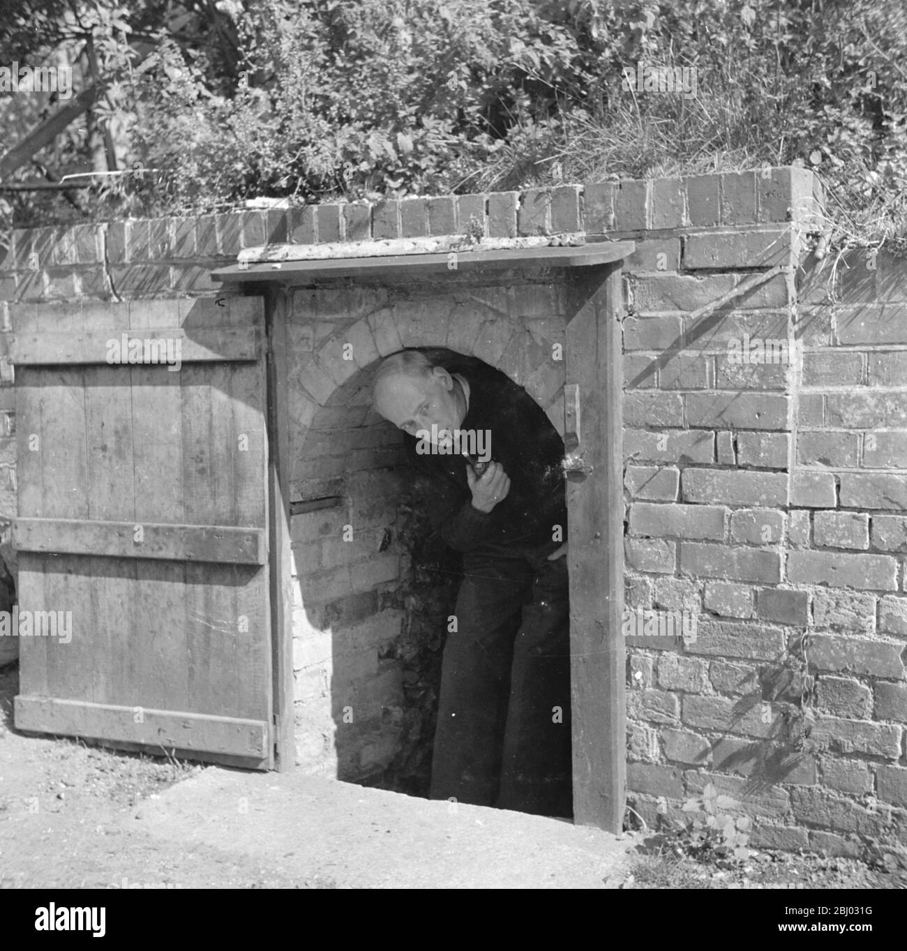 Il sig. Harman alla locanda di bottiglia di cuoio a Goring , Oxfordshire . - 1938 - Foto Stock