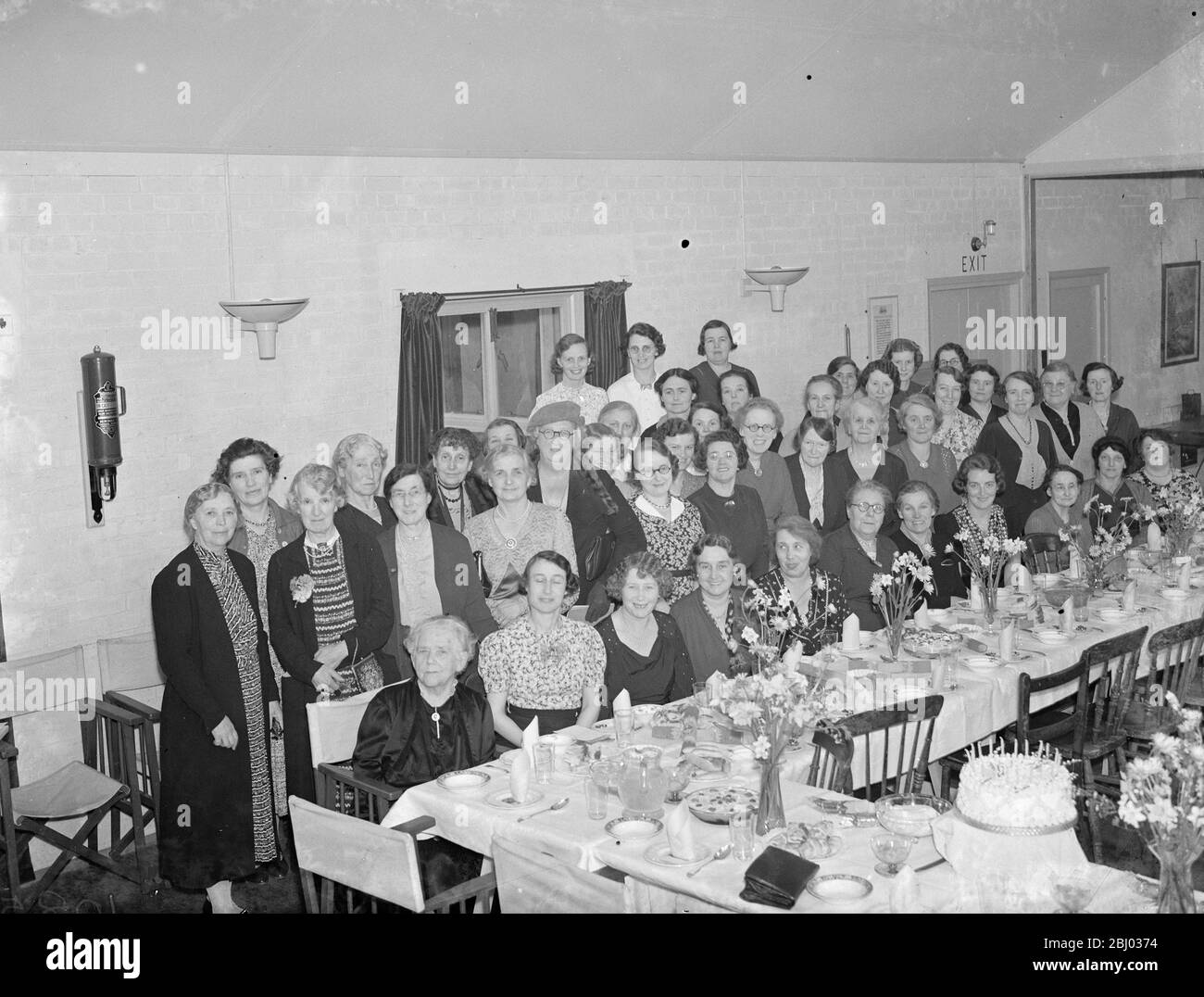 Festa di compleanno dell'Istituto delle Donne di Farningham . Una foto di gruppo . - 1939 . - Foto Stock