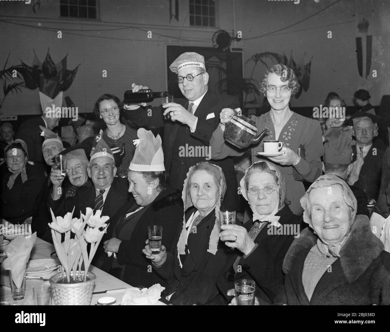 Sidcup Old Folks Party, cui hanno partecipato i consiglieri, il sig. T G Gabraith . - 1939 . Foto Stock