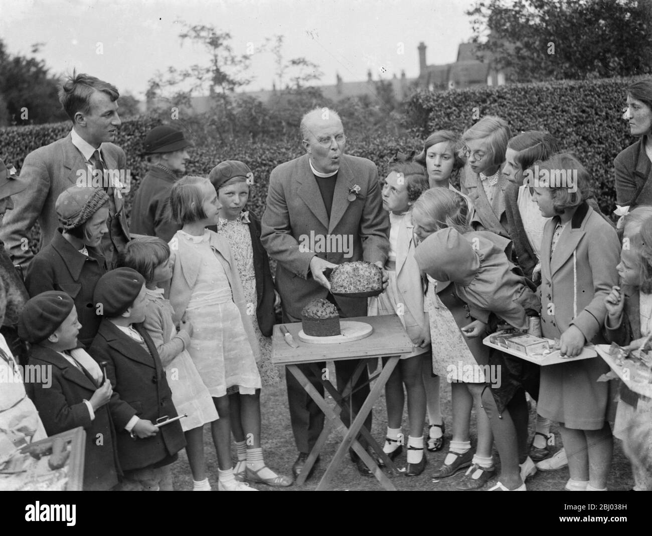 Canon R S Greaves mostra una torta ai bambini a Chislehurst , Kent . - 1939 Foto Stock