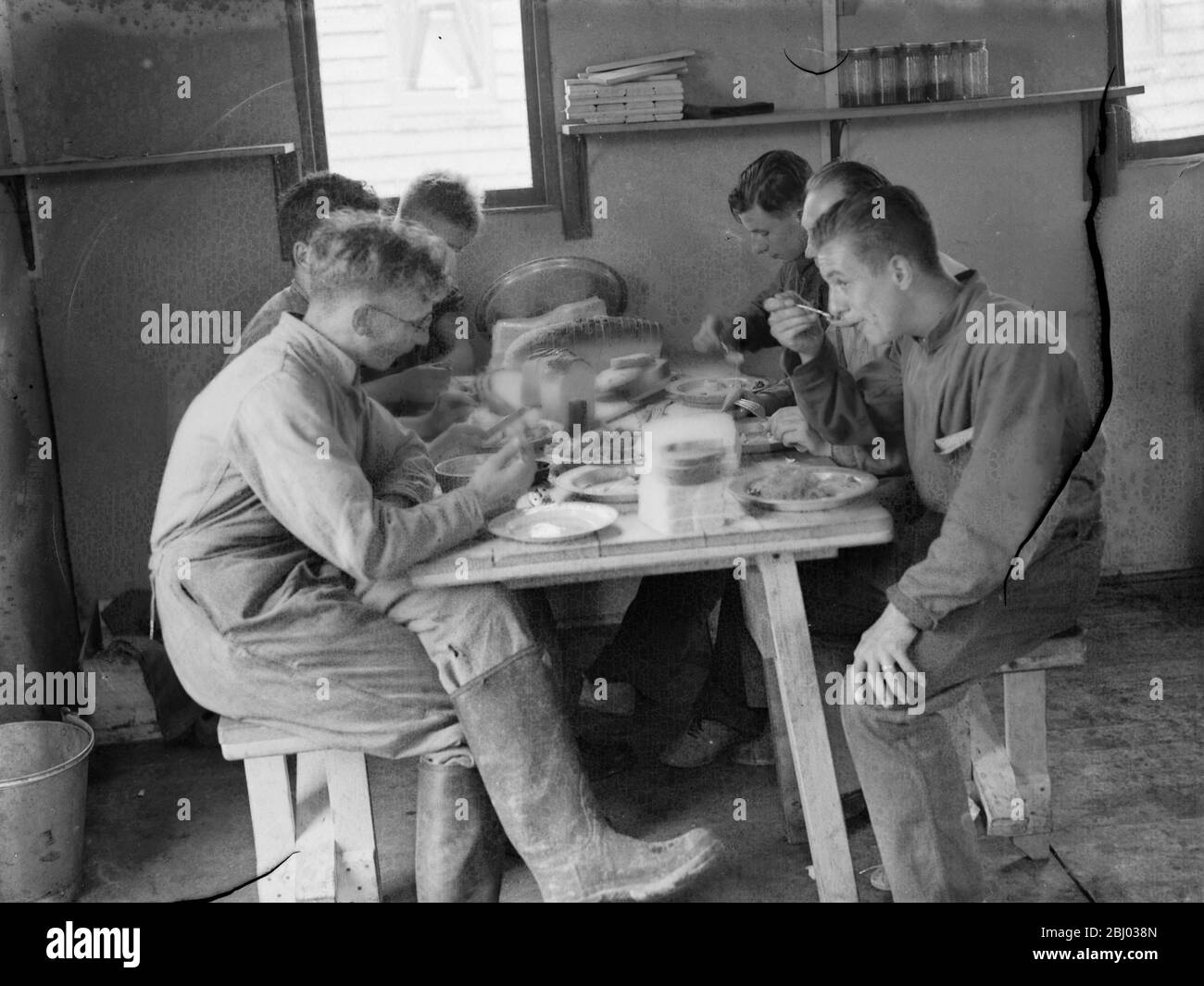 L'esercito territoriale assume nel campo di Chichester , Sussex . - la cena è servita. - 1939 Foto Stock