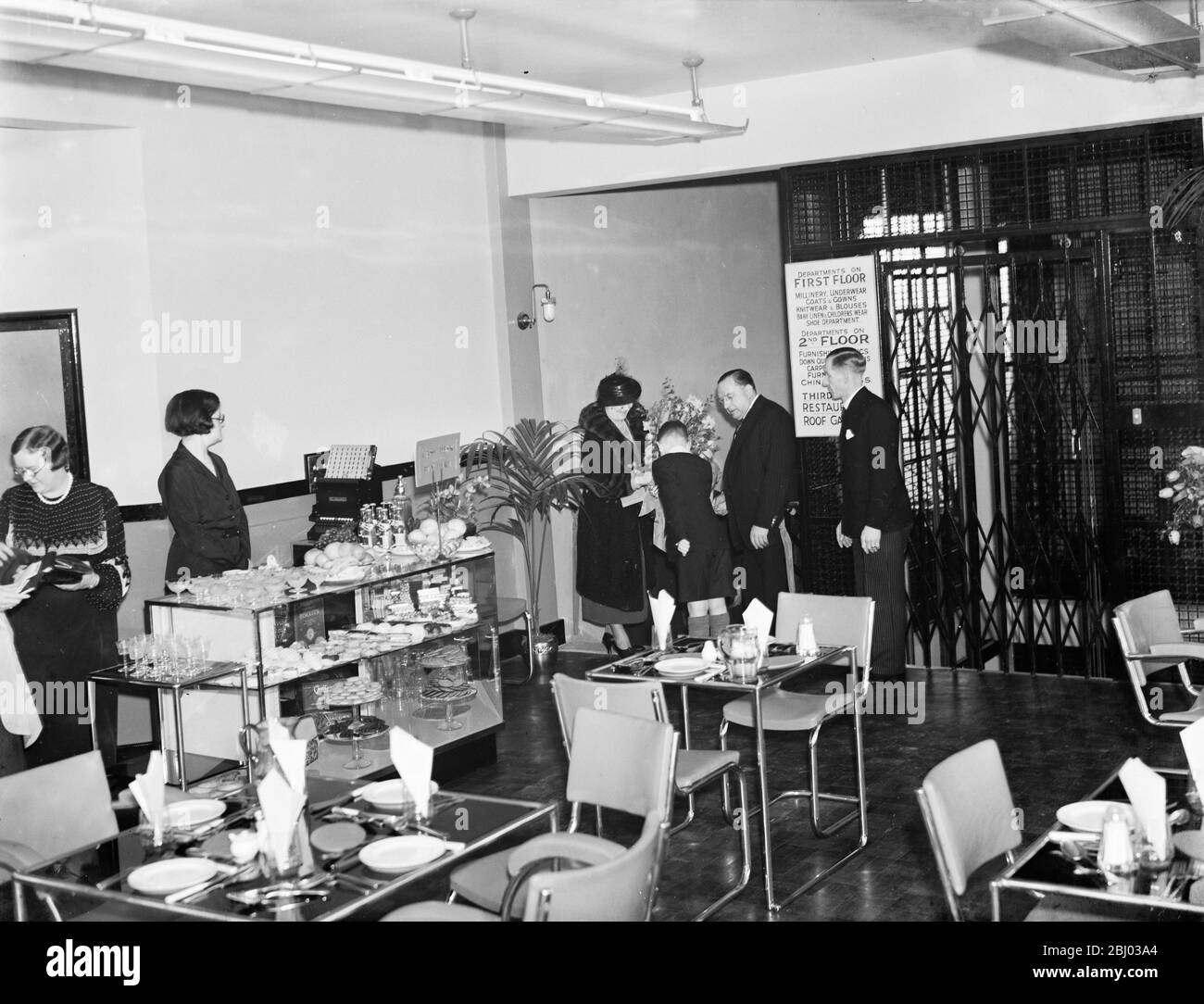 L'apertura del ristorante 'Hinds', Eltham . - 22 febbraio 1936 . - Foto Stock
