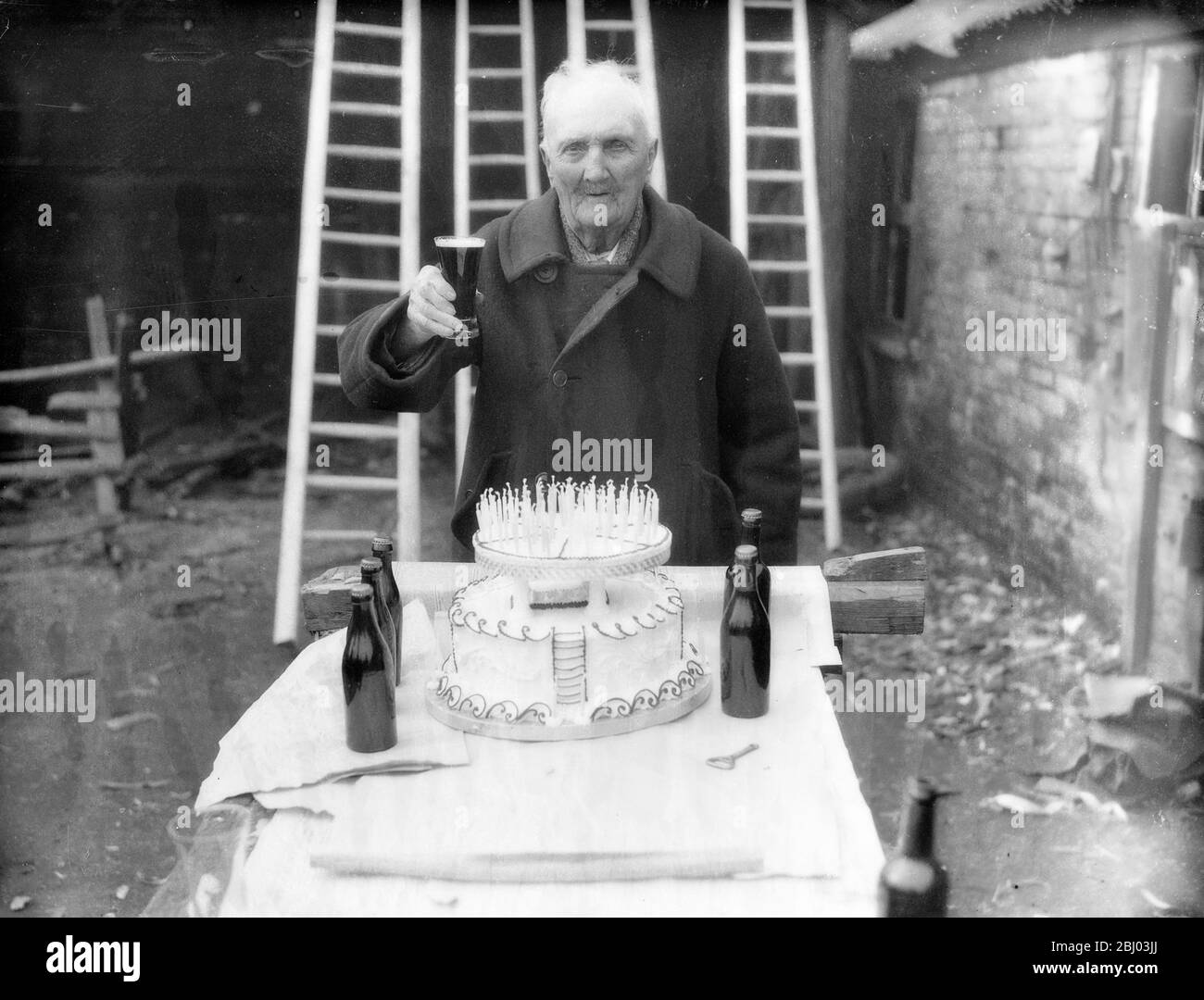 Southampton Ladder King è pronto per il suo 105° compleanno . - il signor James si è fatto un miglio con la sua enorme torta di compleanno che porta 105 candele. - 16 marzo 1935 Foto Stock