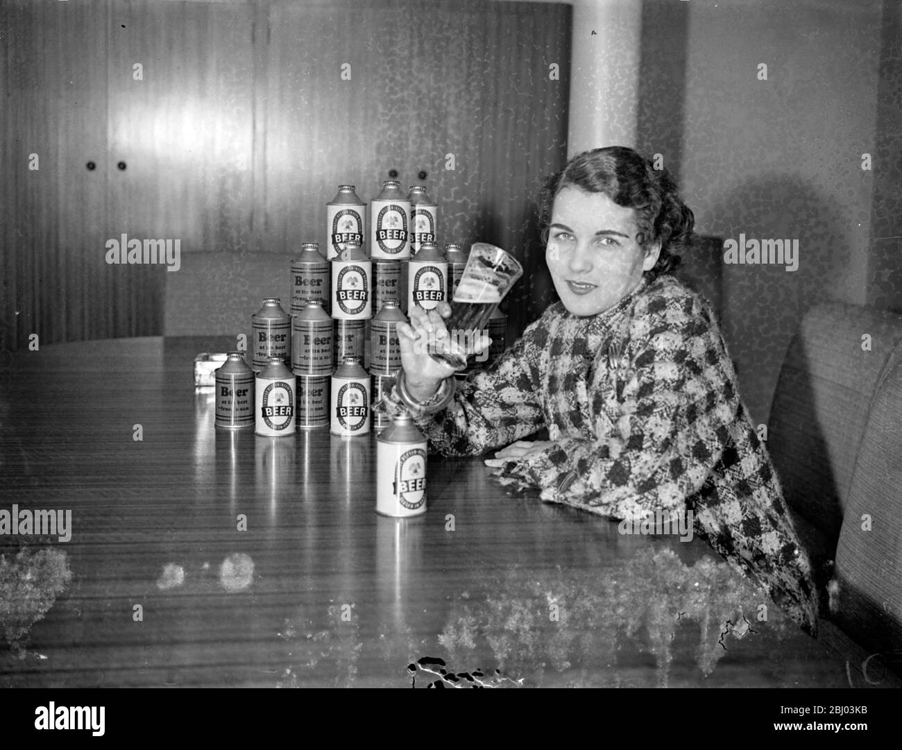 La birra in scatola prenderà meno spazio in Derby Day Hamps - Plan to Oust Bottles . - la birra in scatola è di fare la sua comparsa in derby Day Hamppers . I nuovi contenitori , che si spera saranno presto popolari in Inghilterra , si dice abbiano molti vantaggi rispetto alle bottiglie di vetro ma non influenzino in alcun modo il sapore della birra . Rispetto alla birra in bottiglia, la birra in scatola, quando viene presa in viaggio, risparmia circa il 35% nello spazio e circa il 40% in peso. La lattina viene laccata all'interno , e quindi trattata con un velo di cera che impedisce il contatto della birra con il metallo . Quattro birrifici hanno adottato finora t Foto Stock